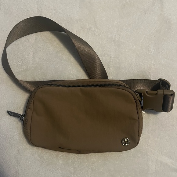 lululemon athletica Handbags - 🆕 Lululemon Everywhere Belt Bag in Artifact
